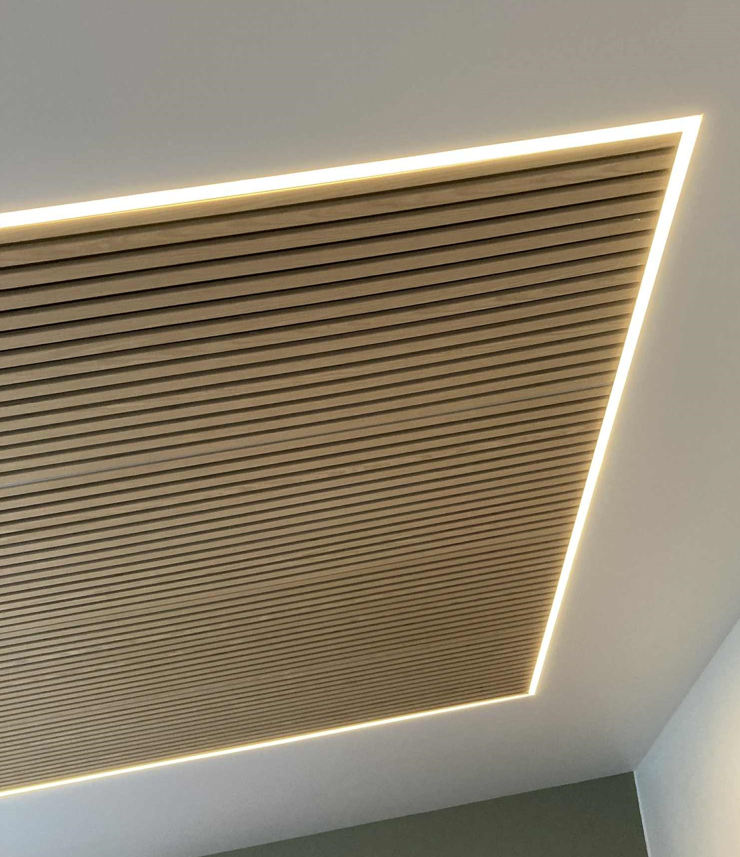 LED-Band in der Decke mit Akustikplatte