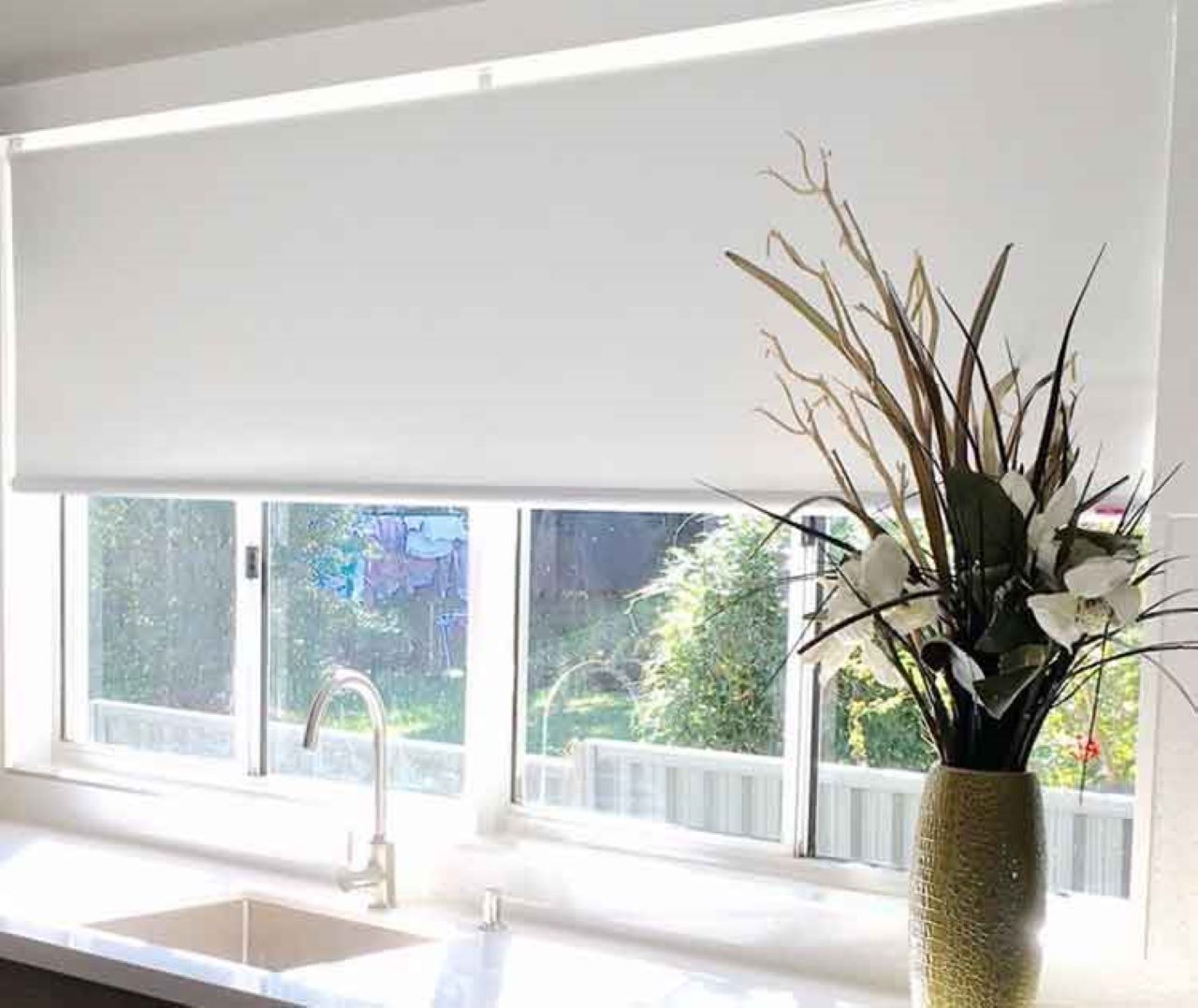 Battery-powered roller blind