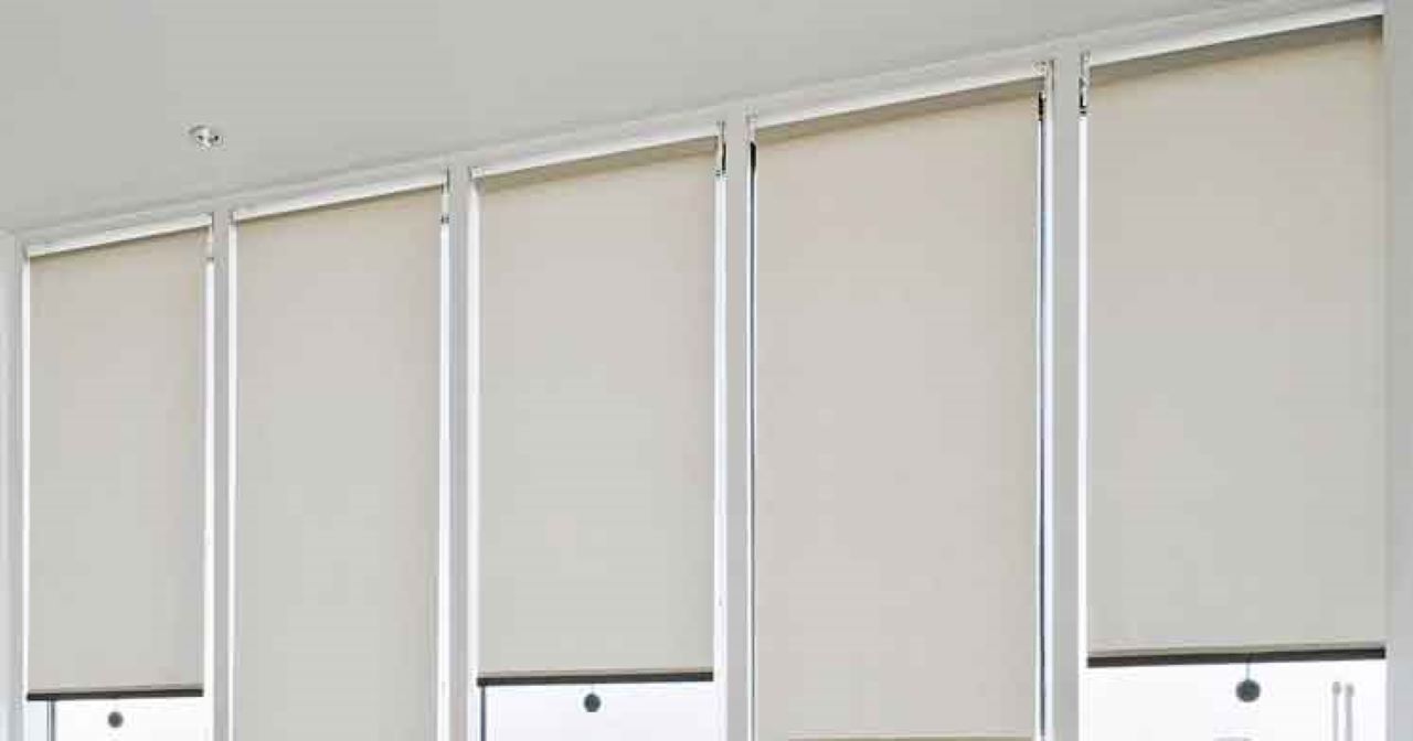 Roller blinds with battery for narrow windows