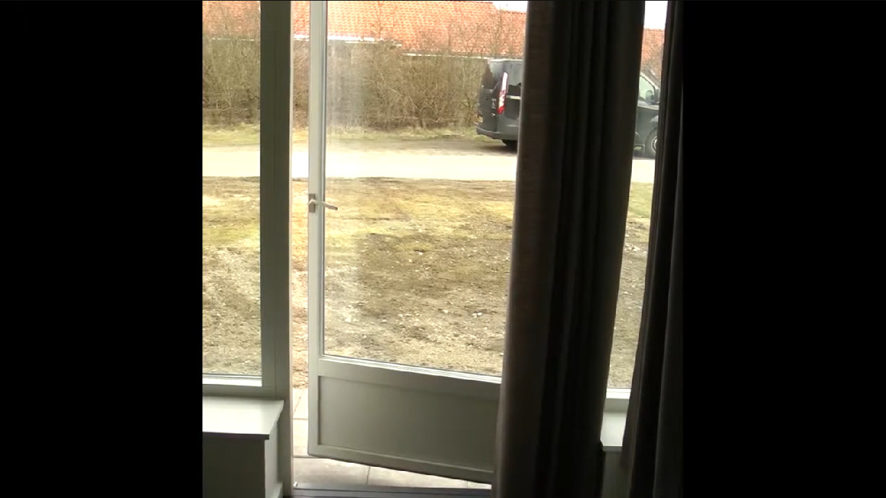 Døråbner åbner på klem