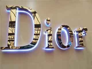 Buchstaben und Firmenschilder mit Beleuchtung