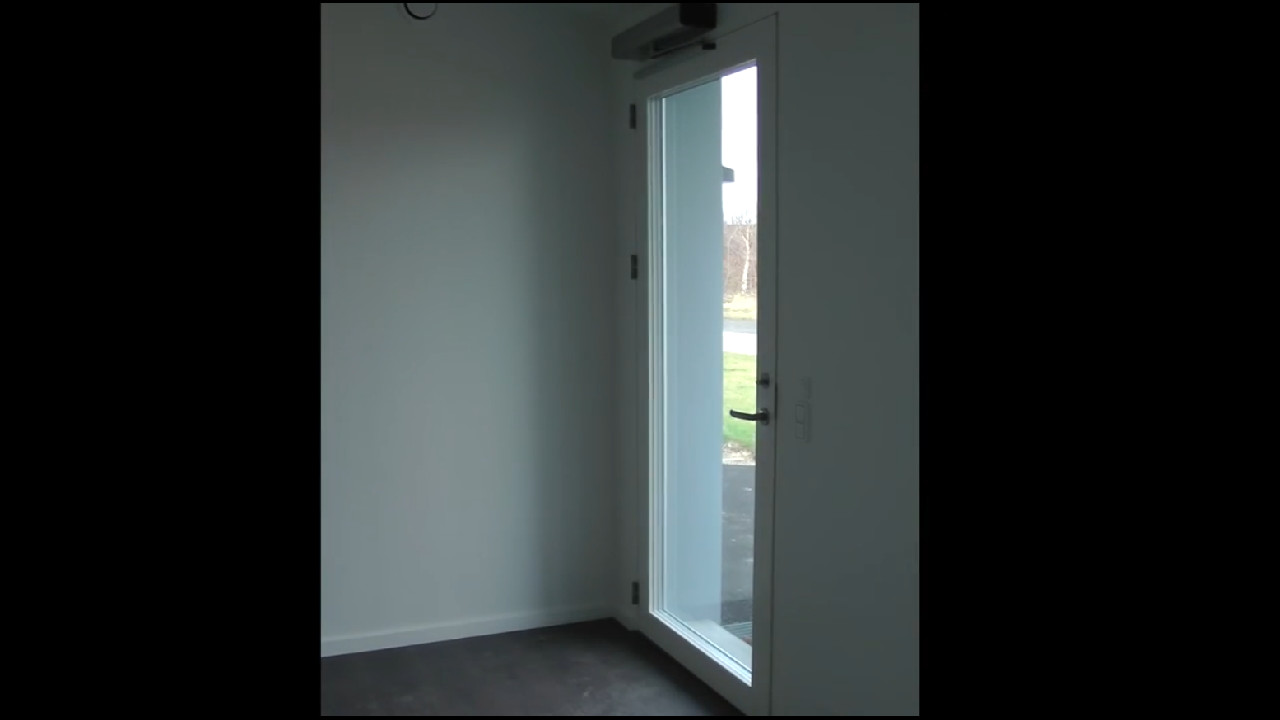 Door opens and closes